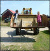 Barnbarnen åker traktorskopa.